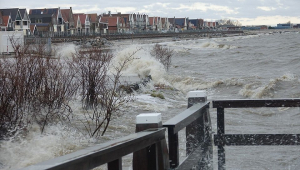 Dijk Marken is stabiel, waterstand Markermeer zeer hoog